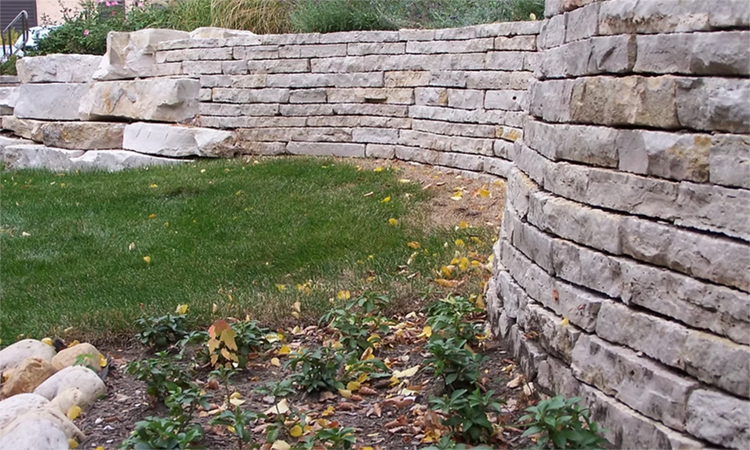 Photo of curved garden wall built with Fond Du Lac stone
